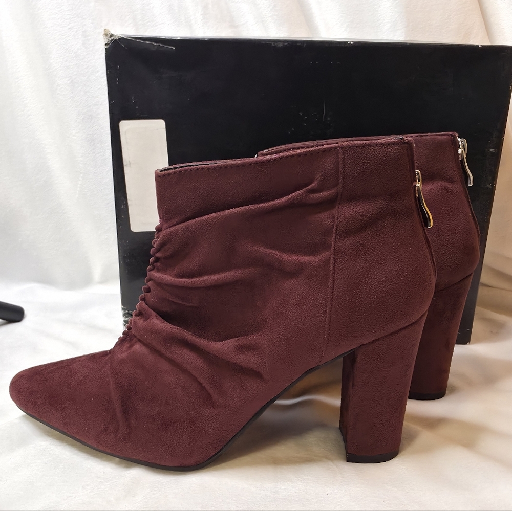 Beacon Kristen Womens Burgundy Suede Ankle Boots Size 9W.